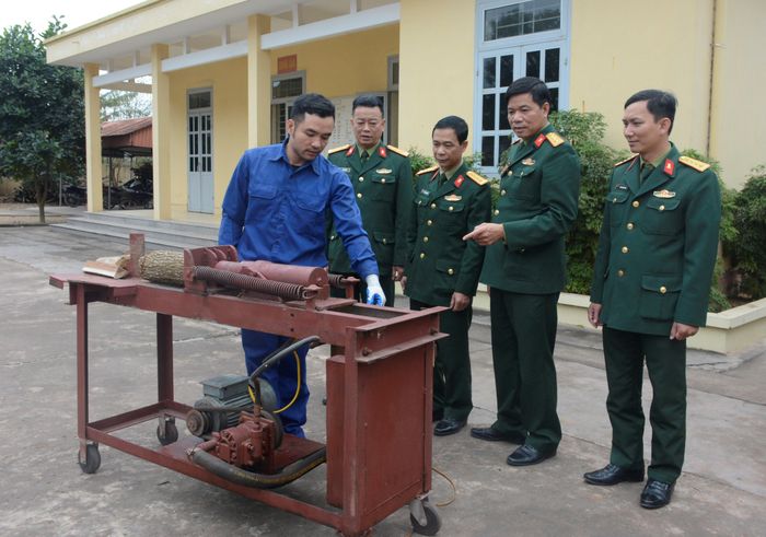Thiếu úy QNCN Nguyễn Anh Tuấn giới thiệu sáng kiến.Cuộc thi viết "Bộ đội Hậu cần làm theo lời Bác Hồ dạy".