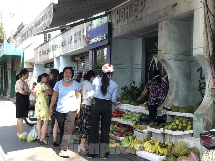 Thành phố không còn người dương tính Covid-19, mọi người đều vui mừng. Chị em công sở mạnh dạn đi chợ, đến siêu thị nhiều hơn chứ không còn phụ thuộc vào việc đặt hàng online như trước. "Mấy hôm nay buôn bán ế ẩm do vắng khách, nay đắt hàng trở lại rồi. Thấy chị em đến mua hàng, vui vẻ thăm hỏi sức khỏe, những nụ cười tươi tắn sau nỗi lo dịch bệnh mấy ngày qua khiến bao nhiêu muộn phiền như tan biến" - chị Hà (bán trái cây trên đường Hai Bà Trưng, Q.1) phấn khởi.