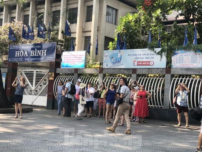 Đoàn du khách nước ngoài thích thú khi đến TPHCM du lịch. Đa số đều tỏ ra rất yên tâm với việc chủ động phòng chống dịch bệnh của thành phố.