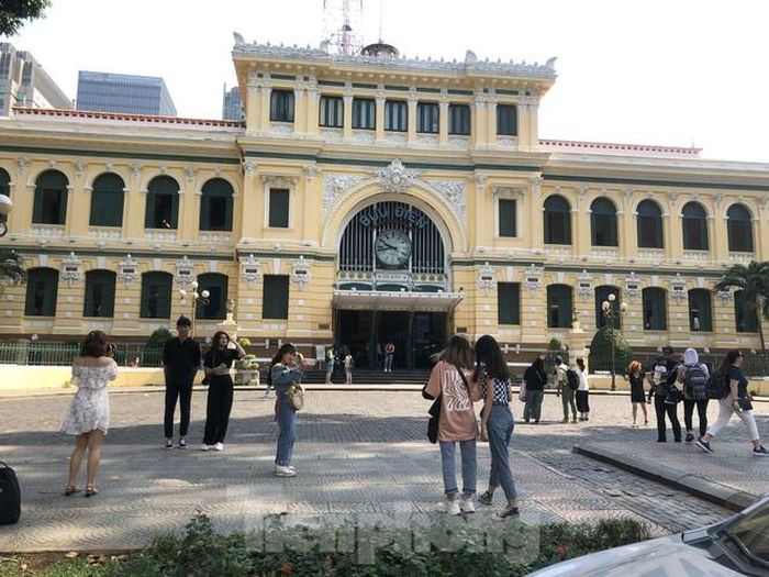 Nhiều bạn trẻ cho biết do nghỉ học lâu nên rất nhớ trường, nhớ bạn bè. Nay được ra khỏi nhà, trở lại thành phố khiến họ rất vui sướng.