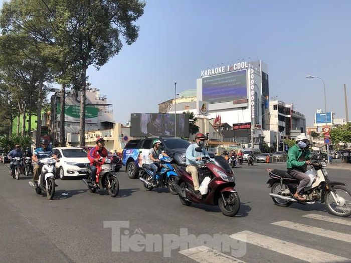 Trưa ngày 20/2, nhiều tuyến đường ở Sài Gòn đã bắt đầu tấp nập, đông đúc trở lại, khác hẳn với tình trạng đường sá vắng tanh, chỉ lác đác xe hơi như trước.