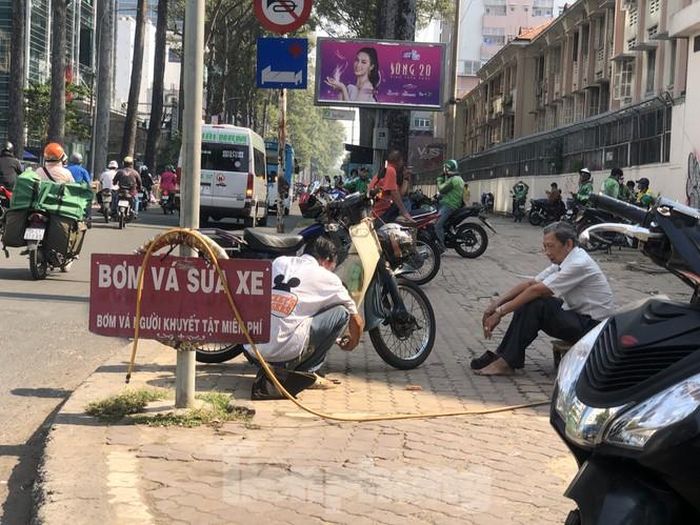 Cuộc sống bình thường, nhịp sống nhộn nhịp của Sài Gòn gần như đã trở lại trên mọi nẻo đường. Ở góc đường Nguyễn Thị Minh Khai (gần bệnh viện Từ Dũ), người đàn ông vẫn miệt mài với công việc vá xe miễn phí cho người khuyết tật. Ông bảo, dịch cũng lo cho sức khỏe nhưng nghĩ tới những người đang cần mình, mình không thể làm ngơ...