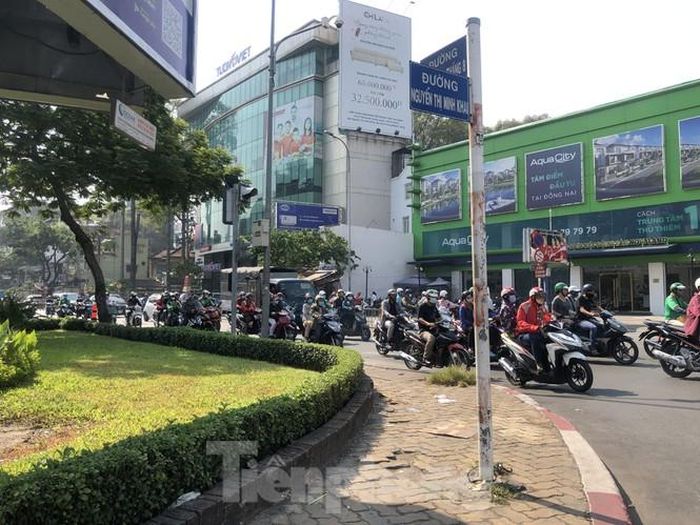 Người dân Sài Gòn không còn quá lo sợ, chạy một mạch từ nhà đến nơi làm việc mà nay họ thong dong quán xá, ngồi cà phê vỉa hè. Hàng quán cũng bày biện kinh doanh trợ lại. Không khí năng động, tất bật đang quay trở lại Sài Gòn.