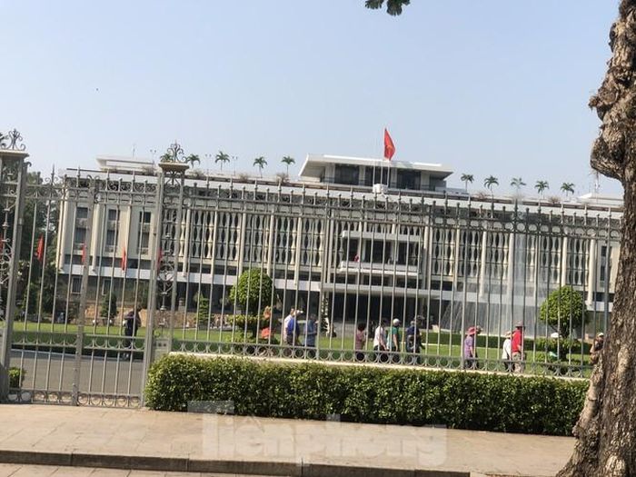 Dinh Độc Lập không còn vẻ trầm mặc nữa, thay vào đó là không khí nhộn nhịp do lúc nào cũng có du khách đến tham quan.