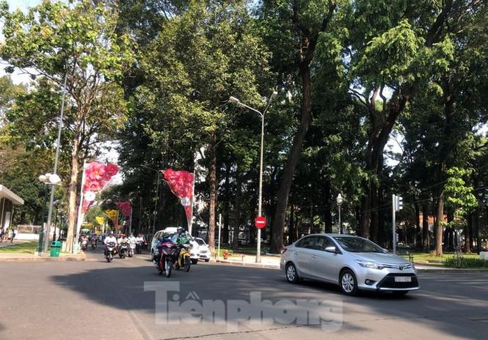 Sài Gòn vẫn còn rất thông thoáng do học sinh, sinh viên vẫn còn được nghỉ học do dịch Covid-19, tuy nhiên người dân đã ra đường nhiều hơn trước.