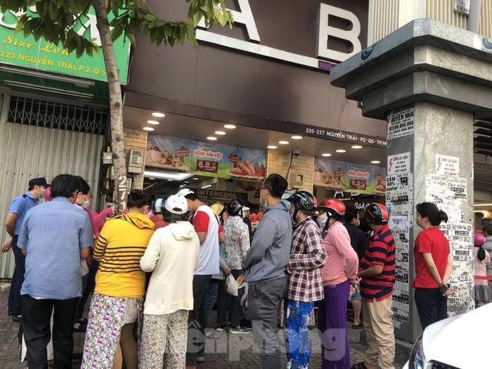 Tiệm bánh mì "giải cứu" thanh long trên đường Nguyễn Trãi (Q.5) vẫn chưa thôi hạ nhiệt. Đây là một trong những hành động đẹp của người dân, chung tay giúp đỡ giải cứu nông sản do ảnh hưởng Covid-19 không thể xuất khẩu
