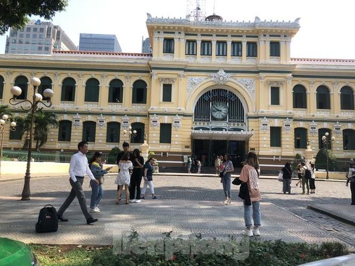 Những điểm tham quan, check-in quen thuộc tại TPHCM cũng nhộn nhịp hơn. Thái Thùy Trang (sinh viên trường ĐH Ngân hàng) vui vẻ: "Khi biết tin thành phố đã không còn người dương tính Covid-19, em mừng lắm. Em liền rủ các bạn đến những nơi quen thuộc để vui chơi, chụp ảnh kỷ niệm những ngày sau dịch".