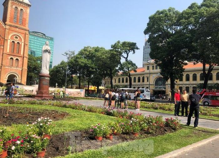 Nhà thờ Đức Bà đã không còn vắng vẻ như trước, từng đoàn khách trong và ngoài nước đến tham quan. Khu vực vườn hoa trước nhà thờ cũng đang được làm đẹp để đón khách.
