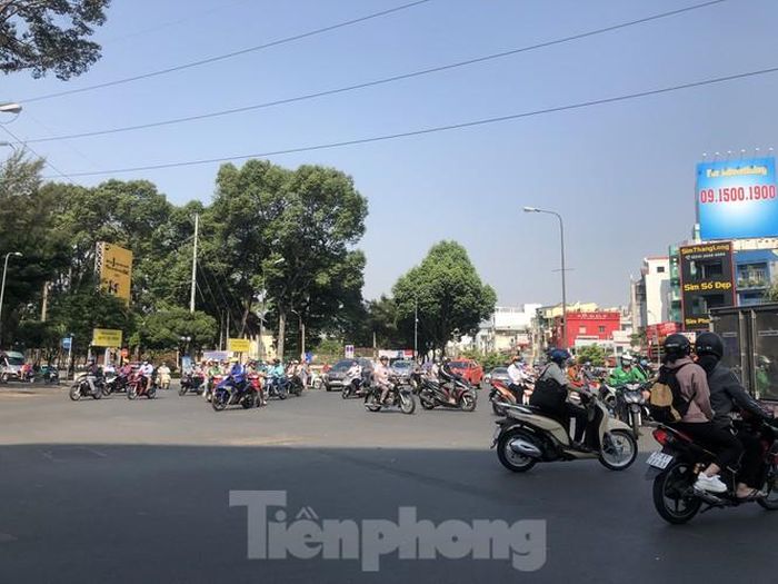 Khu vực ngã 7 Lý Thái Tổ, người xe tấp nập. Ông Hùng (57 tuổi), ngụ gần đó cho hay, Sài Gòn giờ đã bắt đầu đông dần lên. Người dân không còn quá lo lắng, sợ hãi như khi dịch Covid-19 mới xuất hiện. Tuy nhiên ai cũng ý thức tự bảo vệ sức khỏe cho mình bằng việc trang bị khẩu trang đầy đủ.