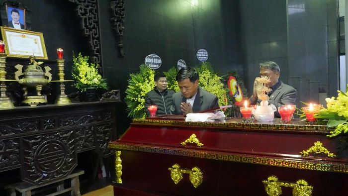 Mặc dù 13h30 lễ viếng mới diễn ra nhưng người thân, bạn bè và học trò của nghệ sĩ Vũ Mạnh Dũng đã có mặt từ đầu giờ trưa để chuẩn bị tiễn đưa nam nghệ sĩ.