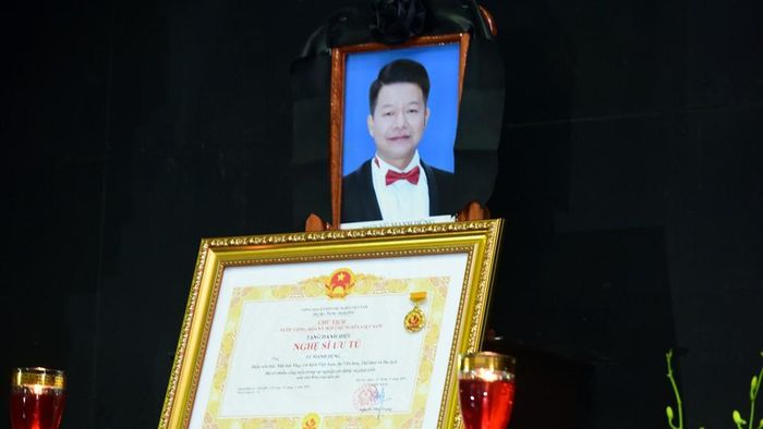  Nghệ sĩ Vũ Mạnh Dũng sinh năm 1978, tốt nghiệp cử nhân sư phạm âm nhạc, Trường Cao đẳng sư phạm Nhạc Họa Trung ương năm 2000. Năm 2004 tốt nghiệp Cử nhân Biểu diễn Thanh nhạc, Học viện âm nhạc Quốc gia Việt Nam. Năm 2009, Mạnh Dũng tốt nghiệp suất sắc Thạc sĩ Chuyên ngành Biểu diễn Opera tại Học viện Âm nhạc Quốc gia Việt Nam.