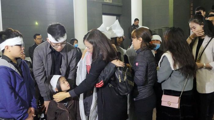  ... khóc nức trong lễ tang chồng