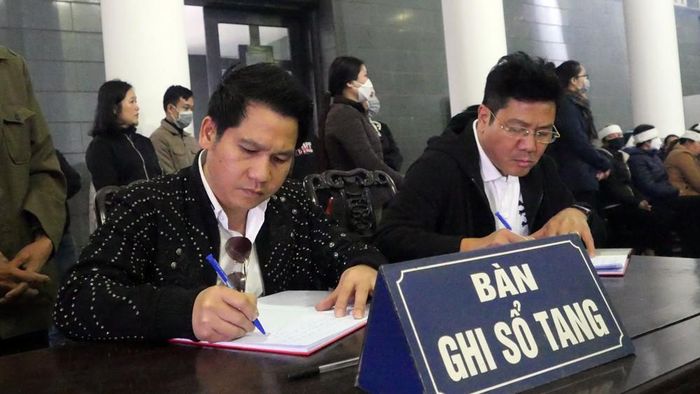 Ca sĩ Trọng Tấn không kìm nổi xúc động khi đến tiễn đưa NSƯT Vũ Mạnh Dũng.
