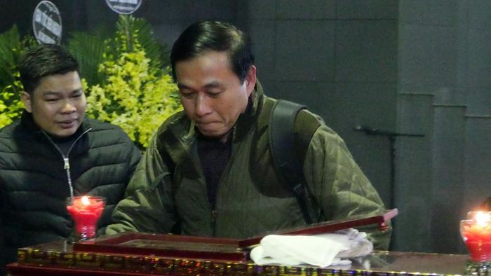 NSƯT Đỗ Kỷ ngậm ngủi nhìn cố nghệ sĩ Vũ Mạnh Dũng lần cuối.