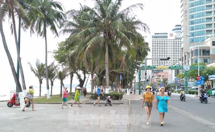 Khách quốc tế dạo chơi trên đường phố Nha Trang