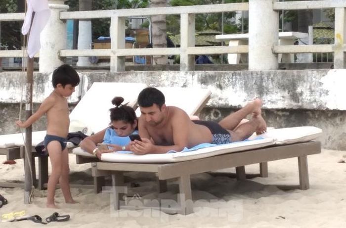 Du khách quốc tế vui chơi trên bãi biển Nha Trang
