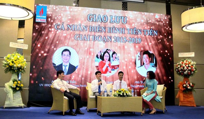 Giao lưu với các điển hình tiên tiến