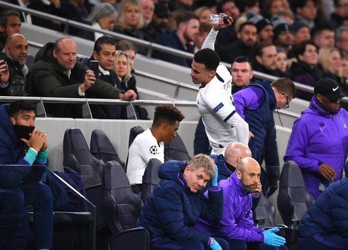 Dele Alli đầy giận dữ sau khi bị Mourinho thay ra