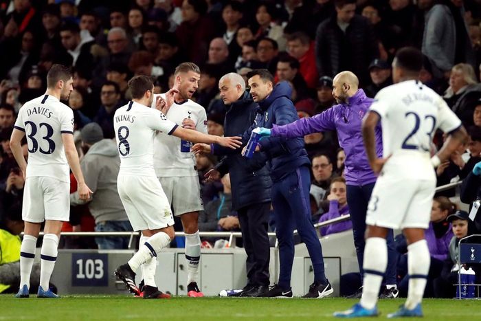 Tottenham thua bẽ bàng trên sân nhà