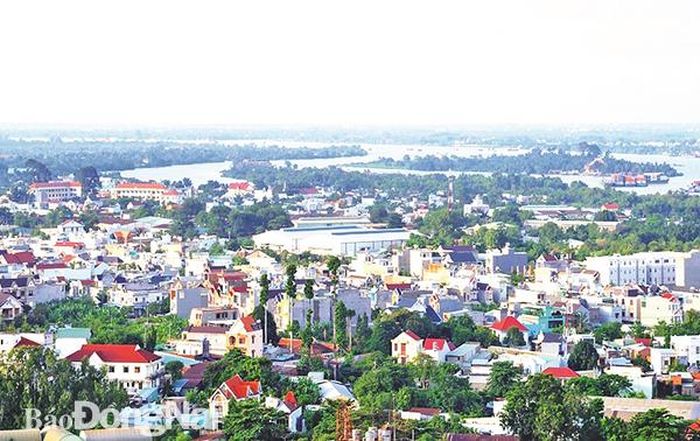 Nhà ống hiện được phần lớn người dân đô thị Biên Hòa lựa chọn khi xây nhà ở do ít tốn diện tích, chi phí xây dựng phù hợp, nhưng việc số lượng nhà ống tăng nhanh làm bộ mặt đô thị trở nên lộn xộn, thiếu không gian dành cho các công trình công cộng, cây xanh. Ảnh minh họa: NGUYỄN AN