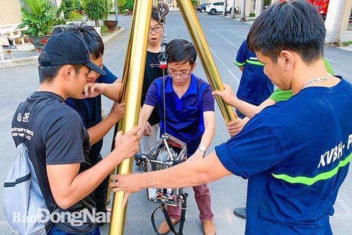 Sáng kiến Thiết bị thoát hiểm đa năng khi xảy ra hỏa hoạn tại các tòa nhà cao tầng được thử nghiệm, kiểm tra hoạt động. Ảnh: Đ.Tùng