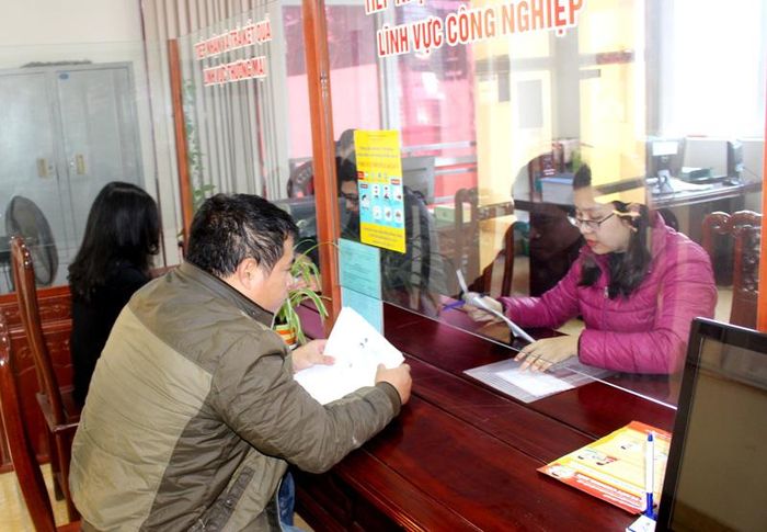Đại diện doanh nghiệp đến giao dịch, thực hiện các thủ tục hành chính tại Bộ phận “một cửa” của Sở Công Thương.