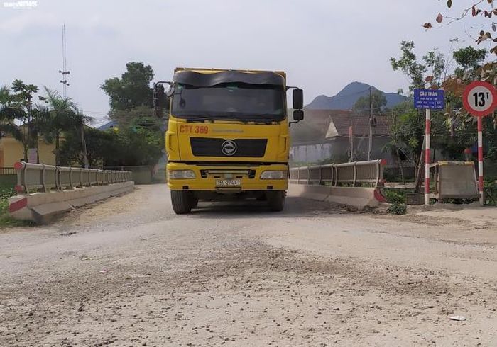Cầu Đồng Thành giới hạn 13 tấn oằn mình "cõng" xe tải chở đá nặng gần 30 tấn.