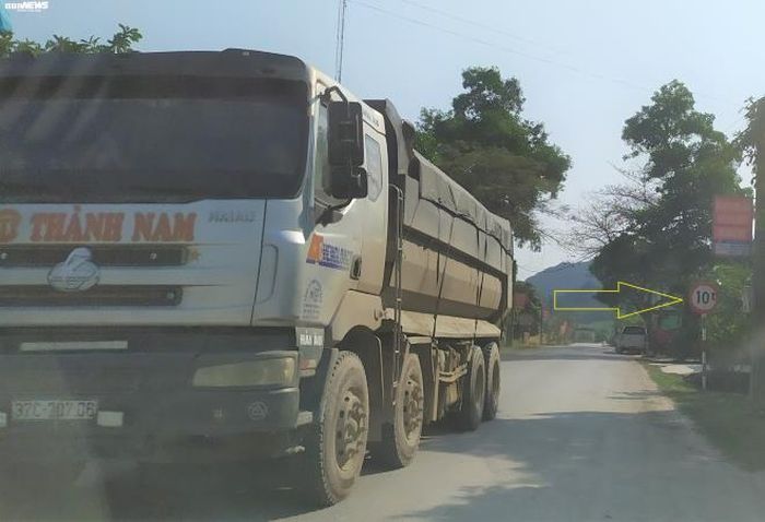Xe tải chở đá của Công ty Thành Nam nặng hàng chục tấn đi trên tỉnh lộ ĐT538 giới hạn 10 tấn