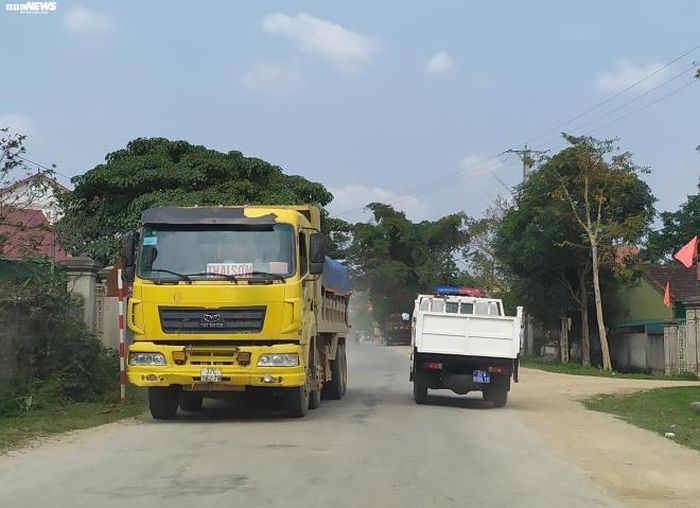 Xe quá tải vô tư chạy trên đường bất chấp sự có mặt của lực lượng chức năng.