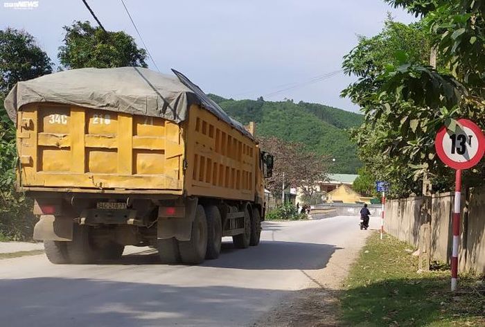 Xe tải chở đá BKS 34C-218.71 chuẩn bị đi qua cầu Đồng Thành.