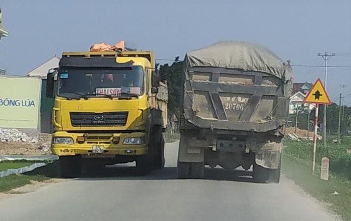 Các xe quá tải trọng nườm nượp đi qua đoạn đường nhỏ hẹp.