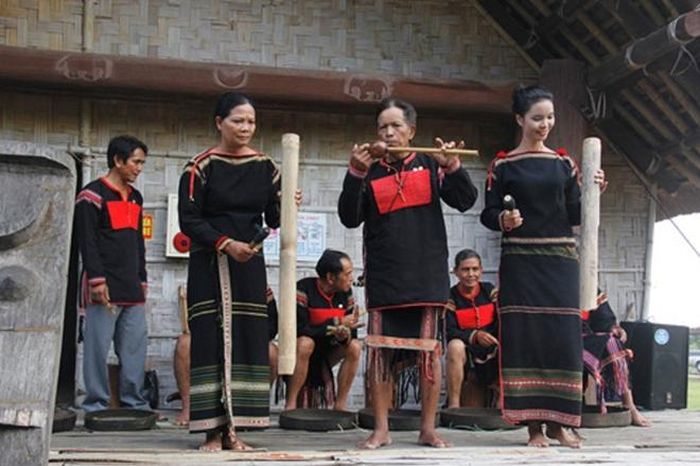 Nghệ nhân A ma Kim (đứng giữa, hàng đầu) biểu diễn tại nhà văn hóa buôn Ko Sier.