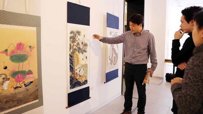 Du khách tham quan triển lãm