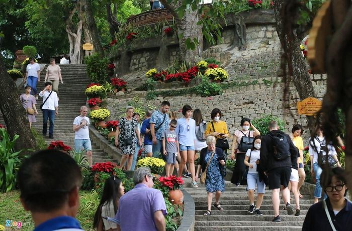  Còn tại các điểm tham quan những ngày này đã hết cảnh vắng vẻ như hồi đầu tháng 2. "Khách tham quan có sụt giảm so với thời điểm trước Tết Canh Tý 2020. Nhưng gần đây bắt đầu đông trở lại, khách đến chủ yếu là Nga, Hàn Quốc và Nhật Bản", đại diện khu di tích Tháp Bà Ponagar cho biết. 