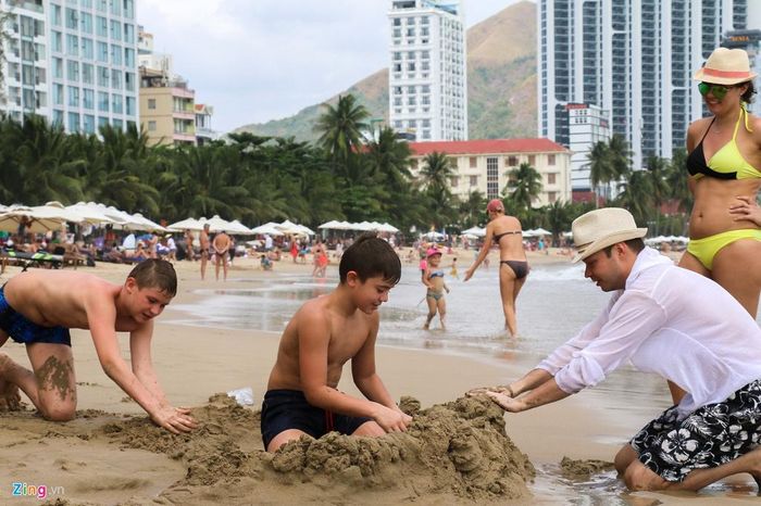  Một số du khách là người Việt Nam chọn Khánh Hòa nghỉ dưỡng dịp này tỏ ra bất ngờ vì không nghĩ Nha Trang lại nhộn nhịp và đông du khách đến vậy, vì chỉ 20 ngày trước tỉnh này công bố có người nhiễm virus corona. 
