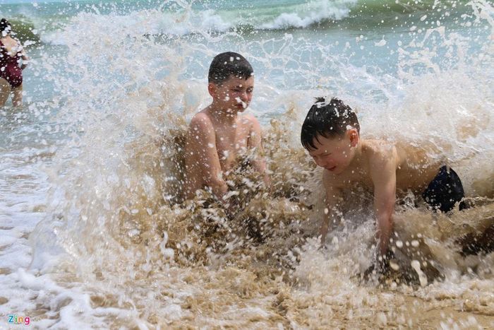  Trẻ em vô tư vui đùa, nghịch cùng sóng trên biển ở Nha Trang. 