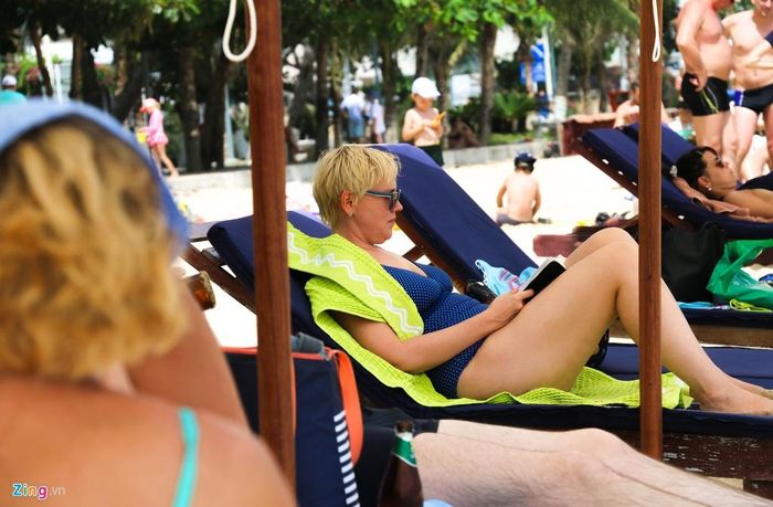  Cảnh bình yên trên bãi biển Nha Trang. 