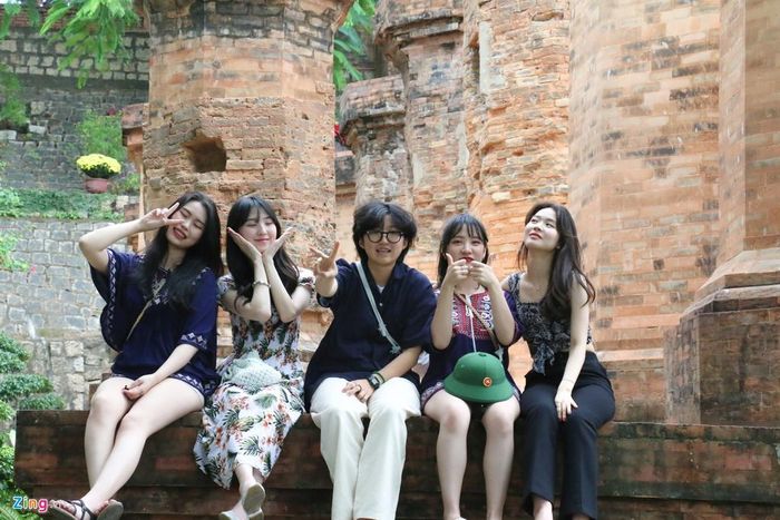  Một nhóm du khách Hàn Quốc tham quan, chụp ảnh lưu niệm tại di tích Tháp Bà Ponagar. 