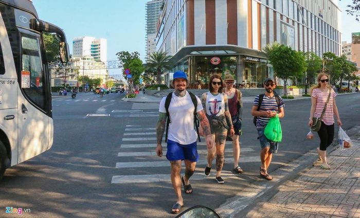  Một nhóm du khách đến từ châu Âu đi dạo và mua sắm ở Nha Trang. "Chúng tôi không cảm thấy lo lắng, Nha Trang cho cảm giác rất bình yên và đẹp", anh John Allen, du khách đến từ Anh cho biết. 