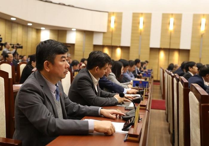  Các đại biểu HĐND Thành phố nhấn nút tán thành nội dung dự thảo Nghị quyết
