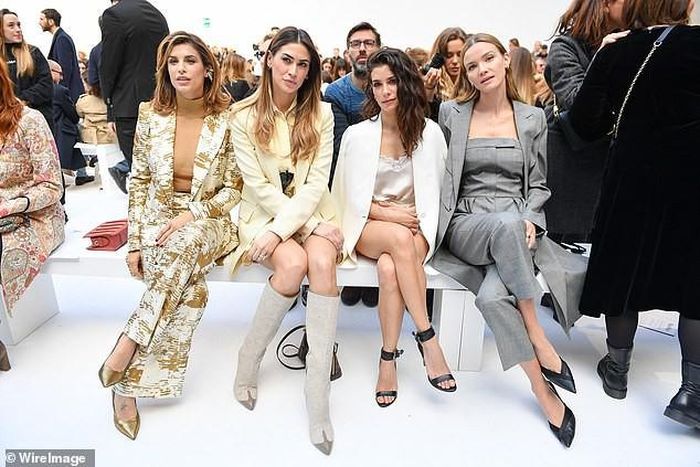 Elisabetta Canalis ngồi hàng ghế đầu xem diễn thời trang bên cạnh những khách mời