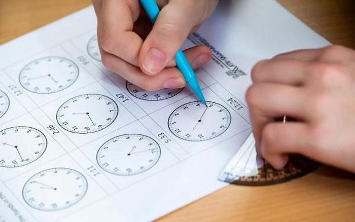  Một học sinh của trường Kilgraston, Bridge of Earn hoàn thành một bảng tính về việc đọc đồng hồ. (Nguồn: Stuart Nicol).
