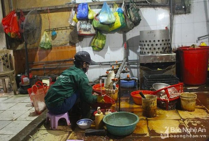 Bà Đỗ Thị Hà - chợ Hưng Dũng tự tin có thể phân biệt được gà khỏe và gà bị ốm. Ảnh: Phú Hương