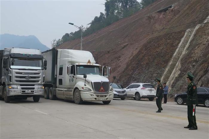 Xe hàng tại cửa khẩu Tân Thanh chuẩn bị xuất hàng sang Trung Quốc. Ảnh: Quang Duy/TTXVN.