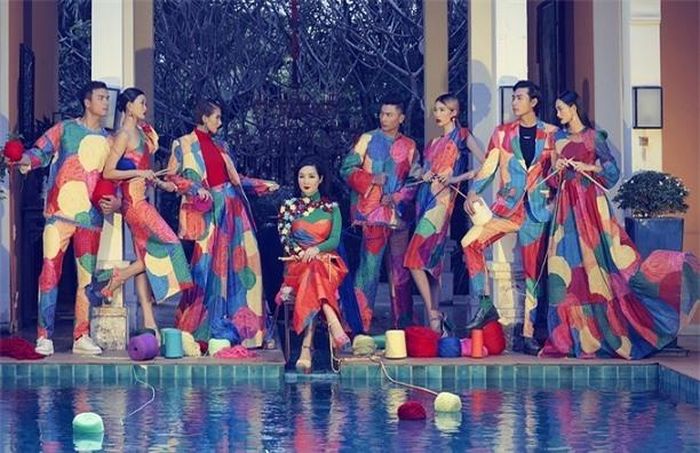"Thông qua bộ sưu tập chúng tôi muốn mang vẻ đẹp của hình ảnh của người phụ nữ dành tất cả thời gian, tình cảm để đan cho người thân, có thể là những chiếc áo, đôi găng tay, chiếc mũ. Đó là một nét đẹp ăn hằng sâu trong ký ức của mỗi người chúng ta ”, nhà thiết kế chia sẻ.