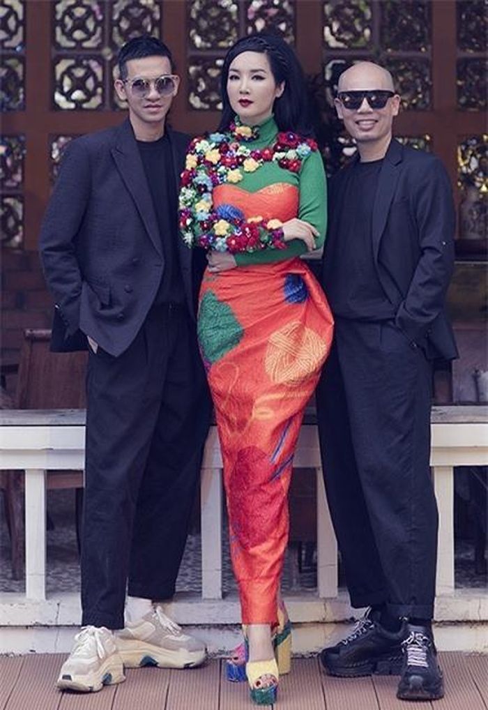 Giáng My cùng 2 nhà mốt. Những ký ức hoài niệm câu chuyện đan áo mùa đông, với hình ảnh gần gũi của người mẹ, người chị trao tặng yêu thương trong từng sợi len... tạo cảm hứng chohọthực hiệnsản phẩm.