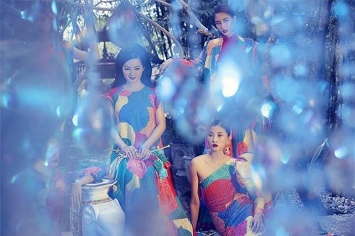 Dàn mẫu thể hiện concept hoài cổvơínhững gam màu nổi bật.Vũ Ngọc &amp; Son luôn cho thấy độ nhạy bén trong xử lý màu sắc và chất liệu để tạo nên một tổng thể sinh động trên từng trang phục.