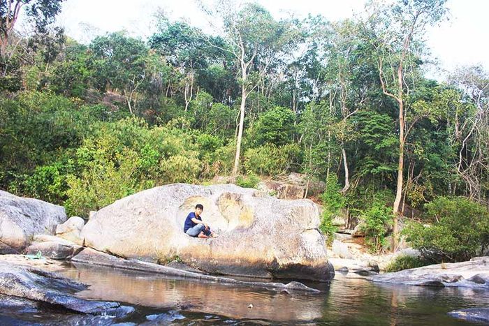 Tảng đá này có hố đá hình trái tim gợi cho du khách sự thích thú. Ảnh: Nguyễn Tú