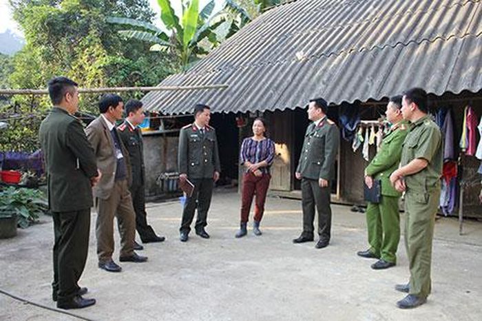 Các cán bộ Phòng An ninh điều tra tuyên truyền thủ đoạn mua bán người của bọn tội phạm để nhân dân cảnh giác. 