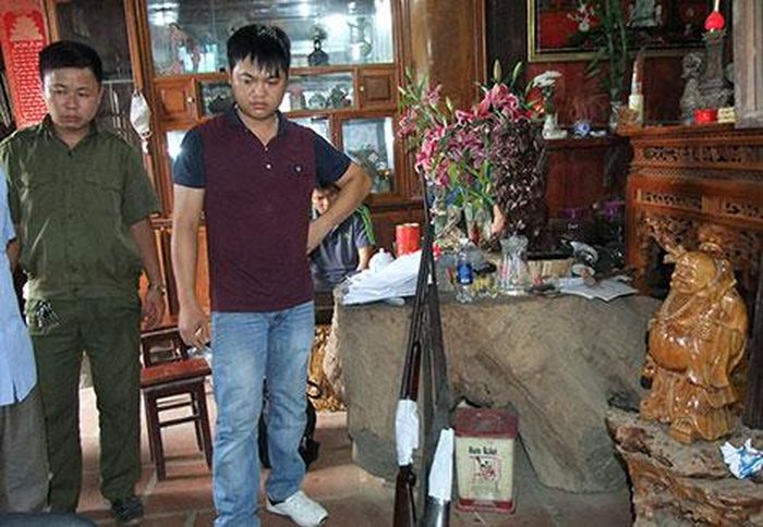Thiếu tá Đinh Lê Hòa tham gia khám xét trong một chuyên án. 